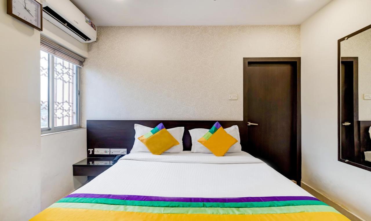 Itsy Hotels Neeranand Plaza Колката Екстериор снимка