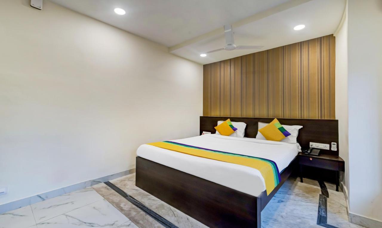 Itsy Hotels Neeranand Plaza Колката Екстериор снимка