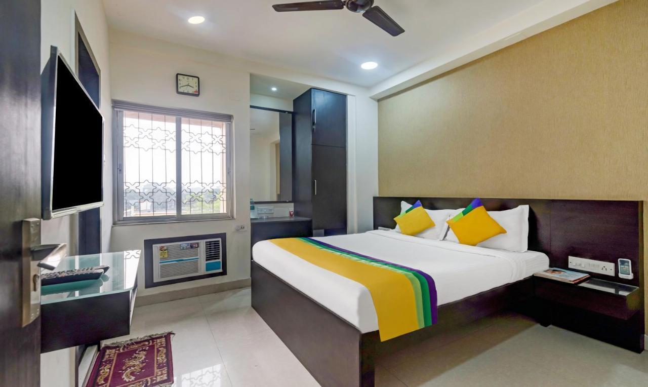 Itsy Hotels Neeranand Plaza Колката Екстериор снимка