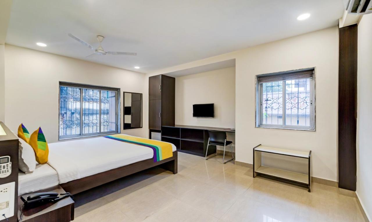 Itsy Hotels Neeranand Plaza Колката Екстериор снимка